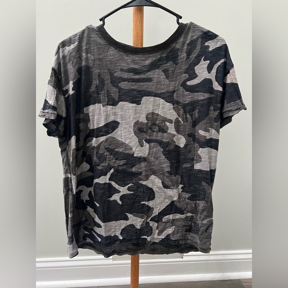 We The Free Black and Gray Short Sleeve Camo Tee Women’s sz Small - Picture 1 of 5